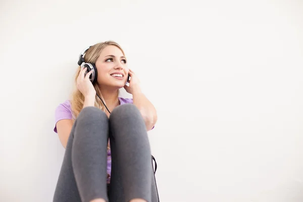 Jeune belle femme écouter de la musique avec écouteurs — Photo