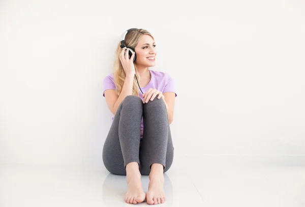 Młoda kobieta piękne słuchać muzyki w słuchawkach — Zdjęcie stockowe