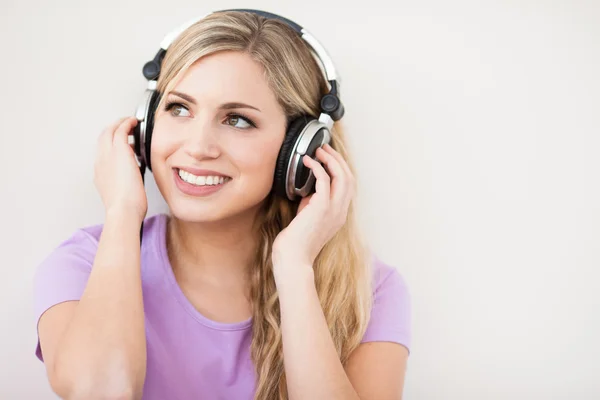 Młoda kobieta piękne słuchać muzyki w słuchawkach — Zdjęcie stockowe