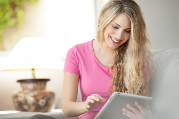 Junge schöne Frau mit Tablette zu Hause — Stockfoto