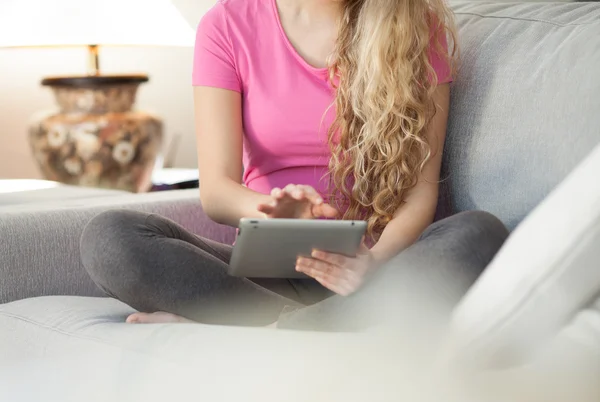 Genç güzel kadın evde tablet kullanma — Stok fotoğraf