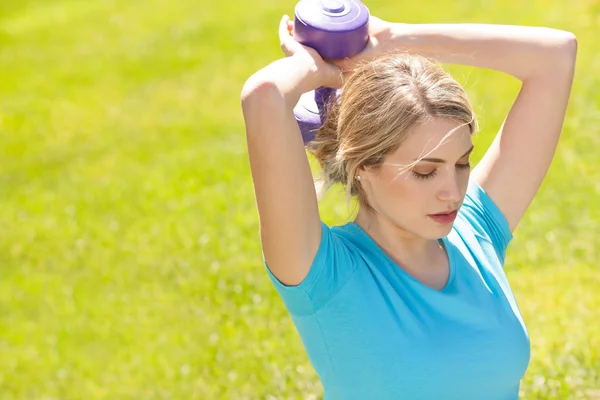 Jeune femme sportive soulever le poids — Photo