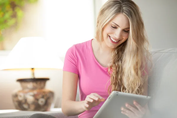 Mladá krásná žena doma pomocí tabletu Royalty Free Stock Obrázky