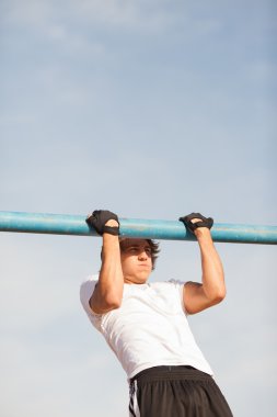 genel bir parkta genç sağlıklı bir insan yapımı egzersiz