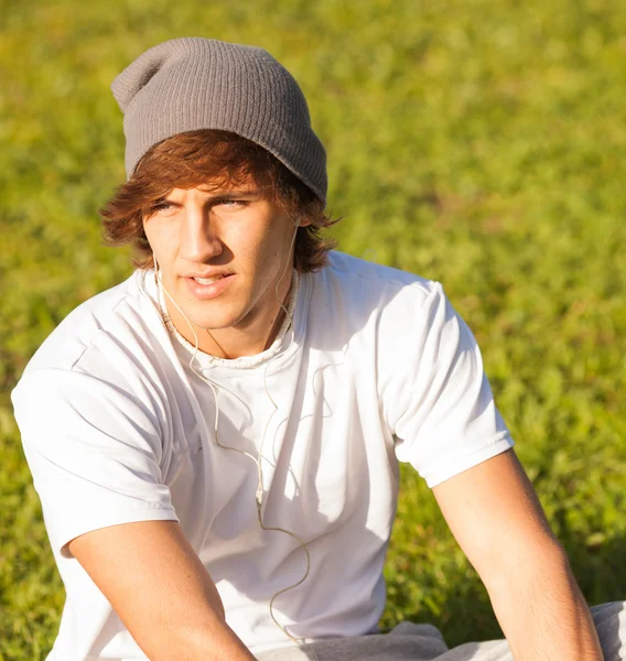 Joven retrato hombre guapo —  Fotos de Stock