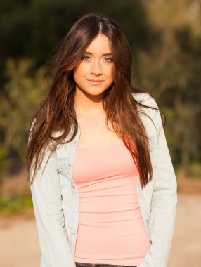 genç güzel genç bir kadın portresi