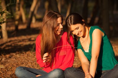 bir parkın oynayan genç kız