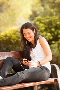 celphone kullanan genç latin kadın