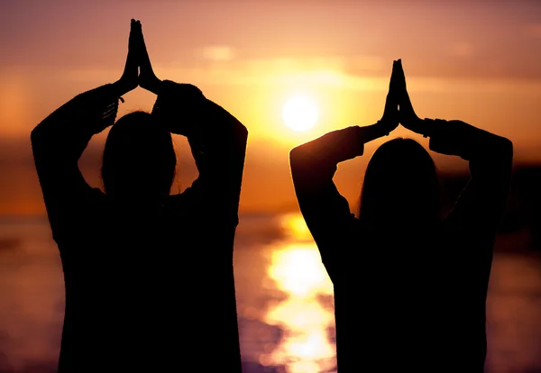 Jonge mooie vrouw paar maken van yoga — Stockfoto