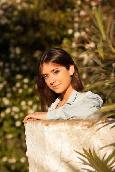 Joven hermosa mujer joven retrato — Foto de Stock