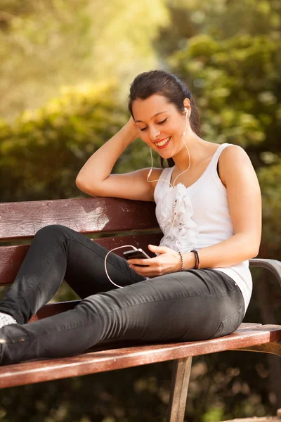 Молодая латинская женщина с помощью телефона — стоковое фото