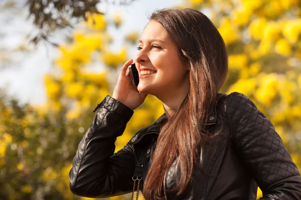 Młoda kobieta Łacińskiej przy użyciu celphone — Zdjęcie stockowe