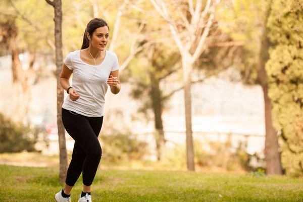 Jovem mulher bonita jogging — Fotografia de Stock