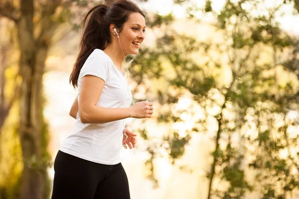 Mladá krásná žena, jogging — Stock fotografie