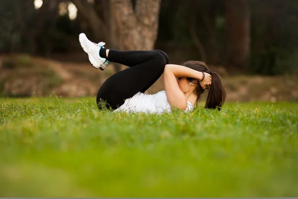 Young beautiful latin woman making abs — Stock Photo, Image