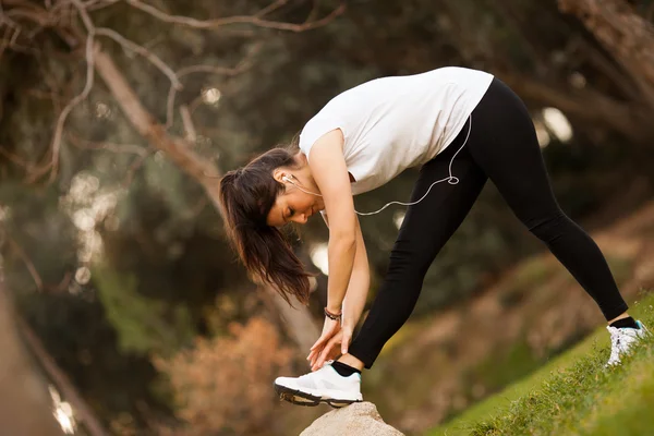 Unga vackra kvinnan stretching — Stockfoto