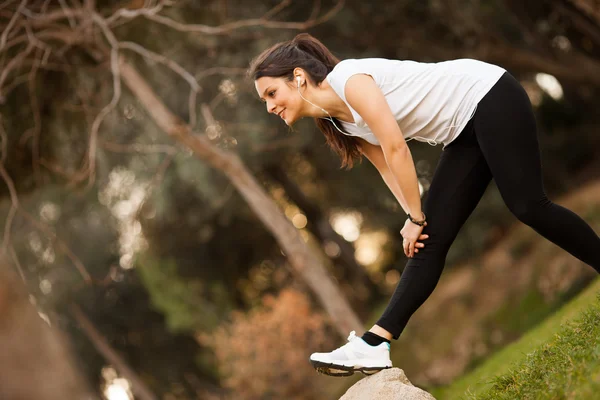 Unga vackra kvinnan stretching — Stockfoto