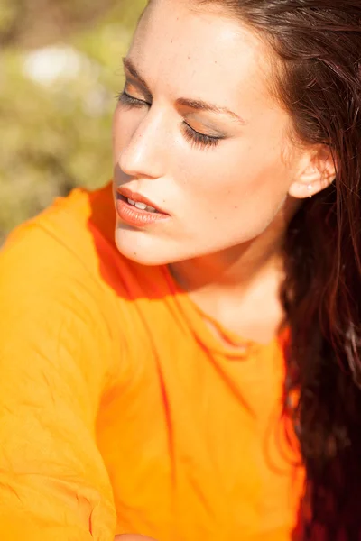 Retrato de joven modelo hermosa posando al aire libre —  Fotos de Stock