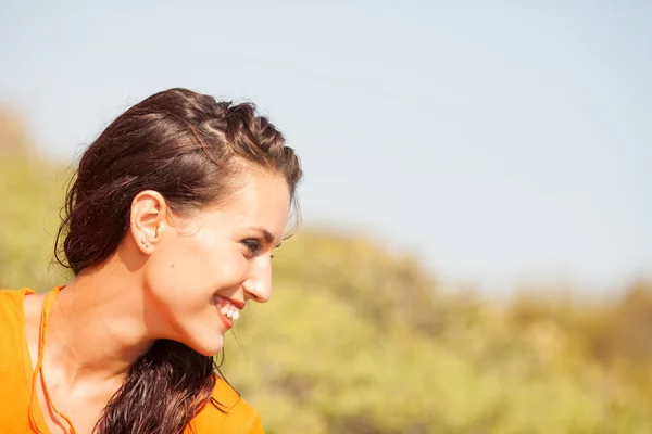 Retrato de una joven hermosa mujer riéndose con camisa naranja —  Fotos de Stock