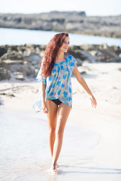 Jovem mulher bonita se divertindo na praia — Fotografia de Stock