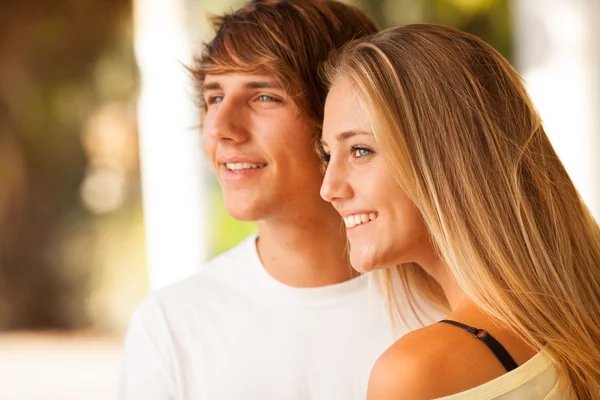 Young beautiful couple enjoying a day on the park — Stock Photo, Image