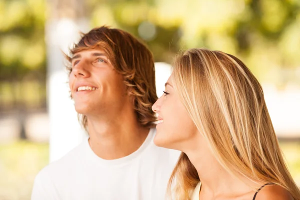Young beautiful couple enjoying a day on the park — Stock Photo, Image