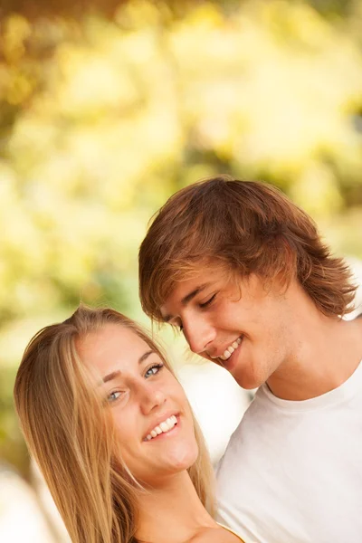 Young beautiful couple enjoying a day on the park — Stock Photo, Image