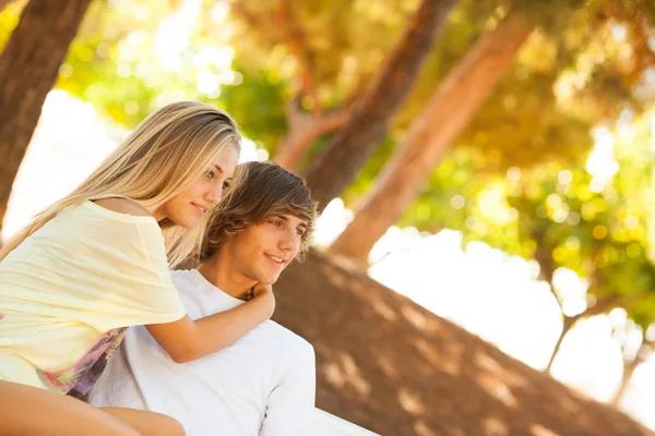 Young beautiful couple enjoying a day on the park — Stock Photo, Image