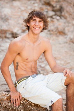 yakışıklı genç portre rocs zemin üzerine