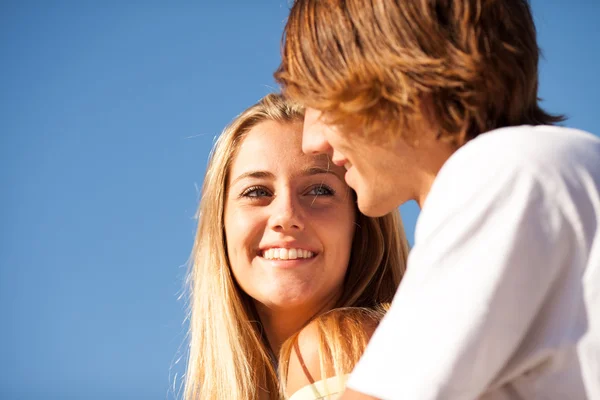 Junges schönes Paar genießt einen Sommertag — Stockfoto