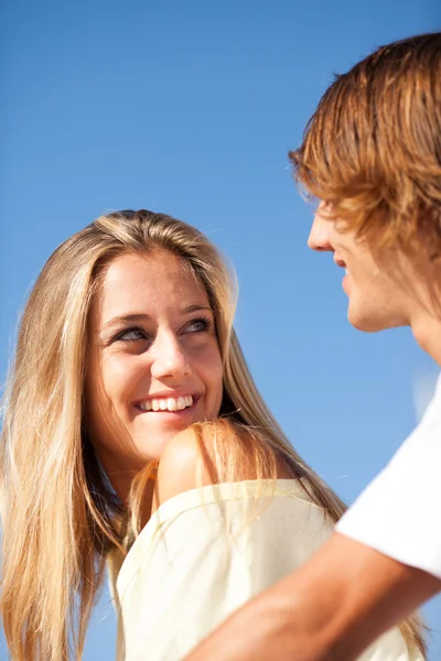 Junges schönes Paar genießt einen Sommertag — Stockfoto