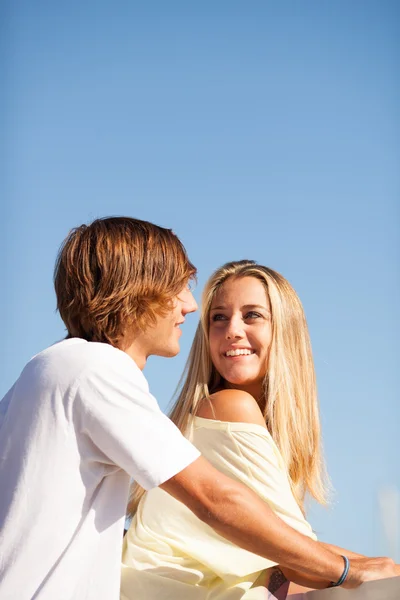 Fiatal gyönyörű pár élvezi a nyári nap — Stock Fotó