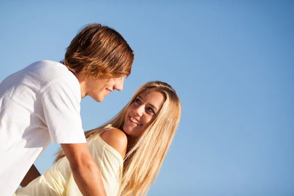 Junges schönes Paar genießt einen Sommertag — Stockfoto