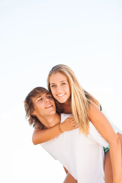 Young beautiful couple enjoying a summer day — Stock Photo, Image