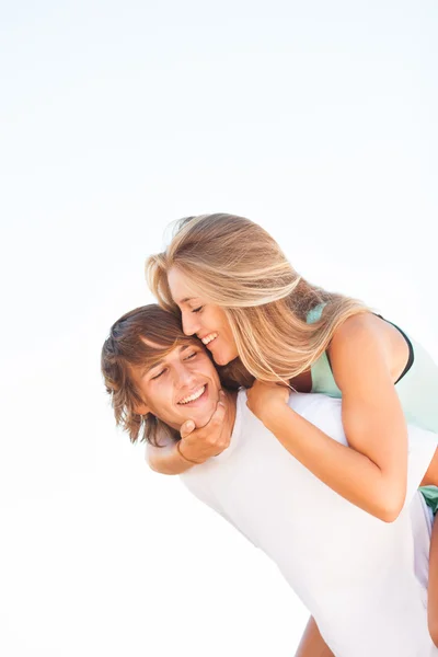 Jonge mooie paar genieten van een zomerdag — Stockfoto