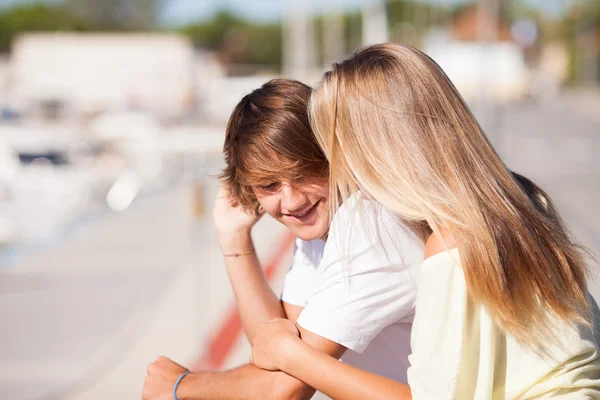 Joven hermosa pareja disfrutando de un paseo — Foto de Stock