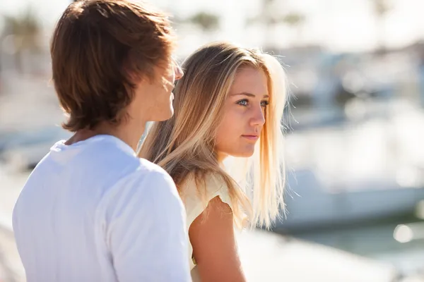 Joven hermosa pareja disfrutando de un paseo — Foto de Stock