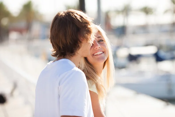 Jovem lindo casal desfrutando de uma caminhada — Fotografia de Stock