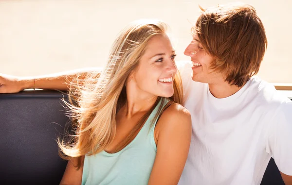 Junges schönes Paar, das Spaß hat — Stockfoto