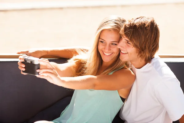 Young beautiful couple taking selfportrait — Stock Photo, Image