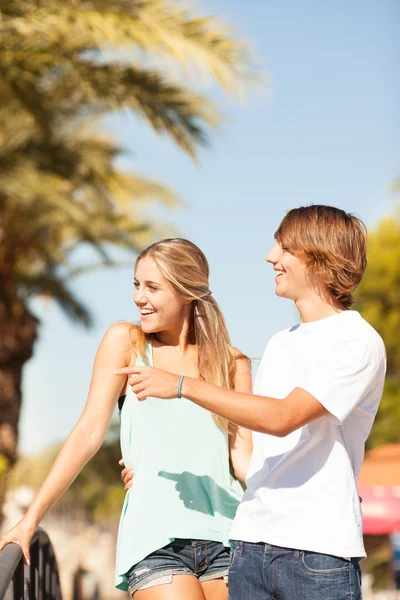 ロマンチックな美しいカップル、walkside で楽しむ — Stockfoto