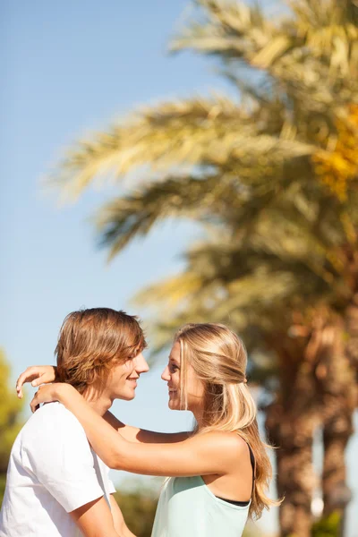 Giovane romantica bella coppia godendo su un marciapiede — Foto Stock