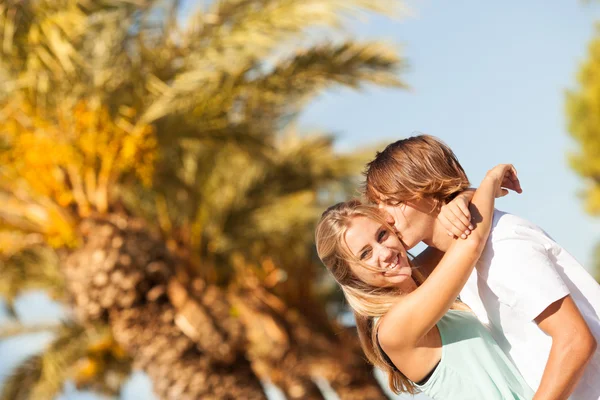 Giovane romantica bella coppia godendo su un marciapiede — Foto Stock