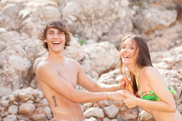 Beau jeune couple s'amuser sur la plage — Photo