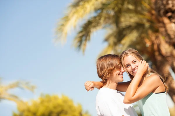 Mladý romantický krásný pár těší na walkside Royalty Free Stock Obrázky