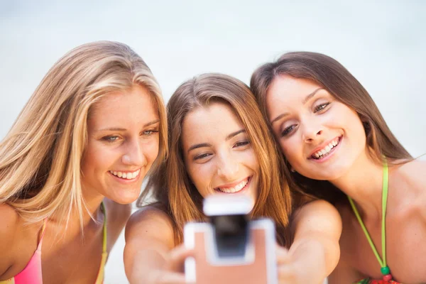 Tre unga vackra flickvänner att ha kul på stranden med en — Stockfoto
