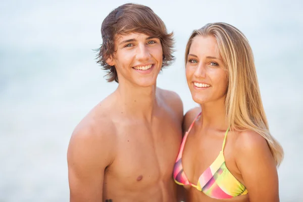 Jong koppel genieten van zichzelf op het strand — Stockfoto