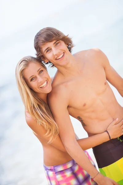 Jeune couple s'amuser à la plage — Photo