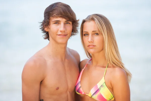 Jong koppel genieten van zichzelf op het strand — Stockfoto