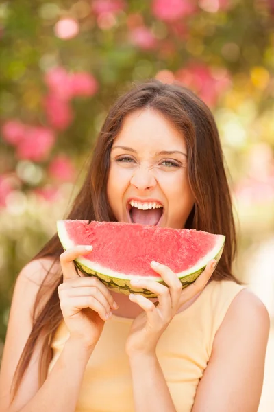 Portrait of a beautiful young woman eating watermelon — Stock Photo, Image